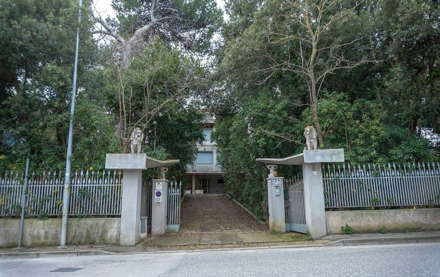 11-Zimmer Villa in Falconara Marittima, Italy, Nr. 107414