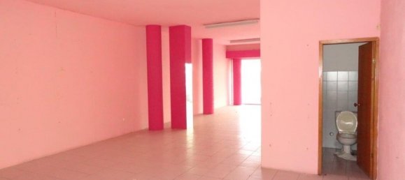 100m² Commercial property in Povoa de Varzim, Portugal No. 81631 2