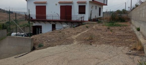 7 rooms Apartment in Crotone, Italy No. 36172 6