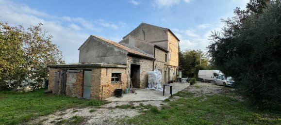 Дом с 10 комнатами в Монтоттоне, Италия № 203845 2