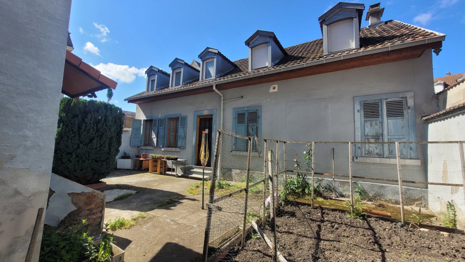 24 rooms Building in Mulhouse, France No. 210610