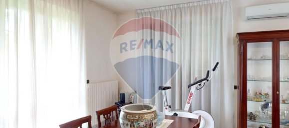 3 bedrooms Villa in Caronno Pertusella, Italy No. 270511 2
