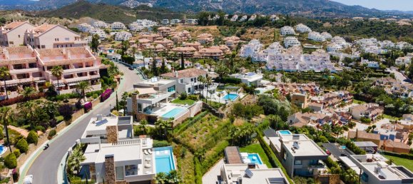 5 bedrooms Villa in Nueva Andalucia, Spain No. 4819 5