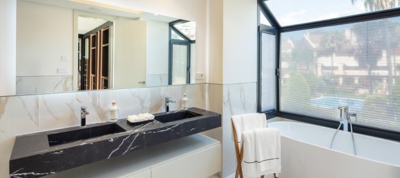 5 bedrooms Villa in Nueva Andalucia, Spain No. 4819 21