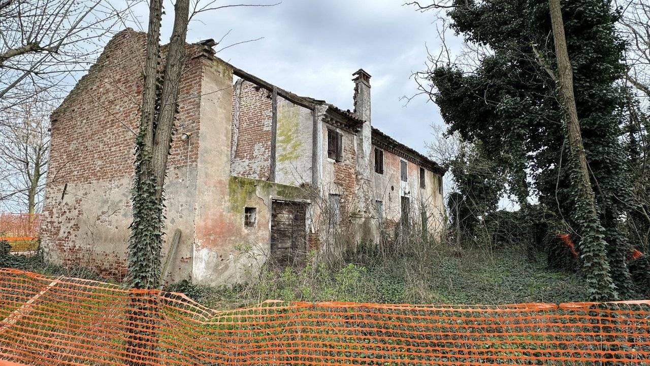 3 bedrooms House in Granze, Italy No. 142895