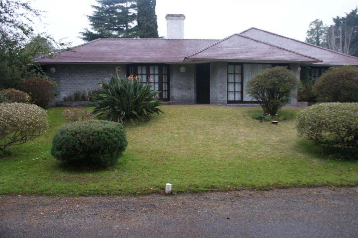 Casa de 3 dormitorios en Maldonado, Uruguay No. 1921