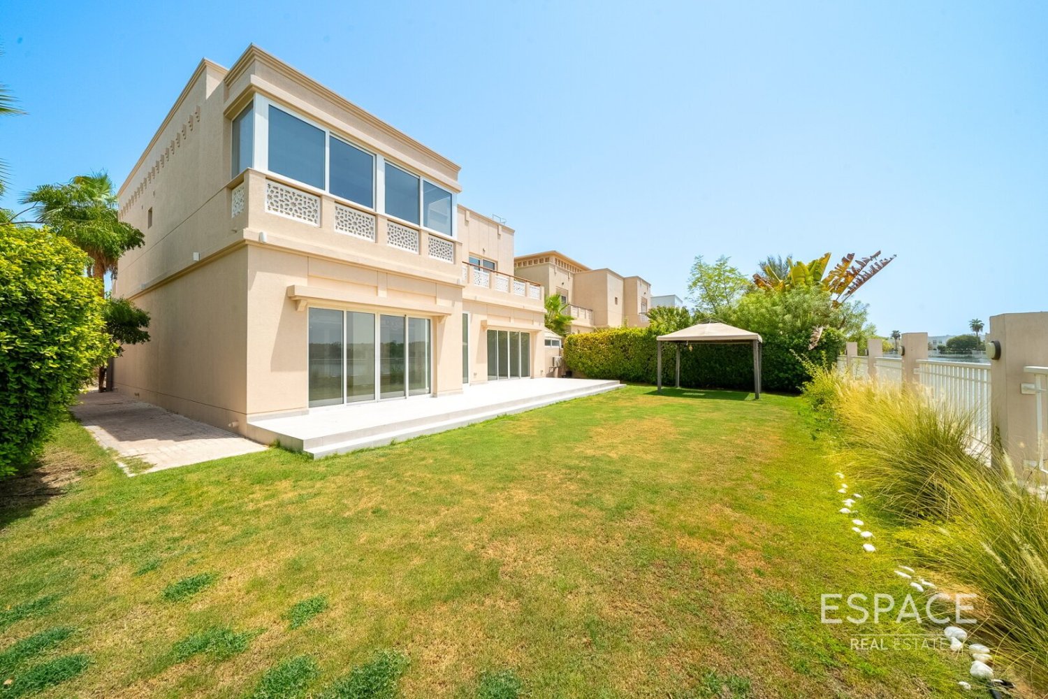 Villa de 4 dormitorios en The Lakes, UAE No. 106143