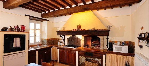 6 bedrooms House in Cortona, Italy No. 230098 3