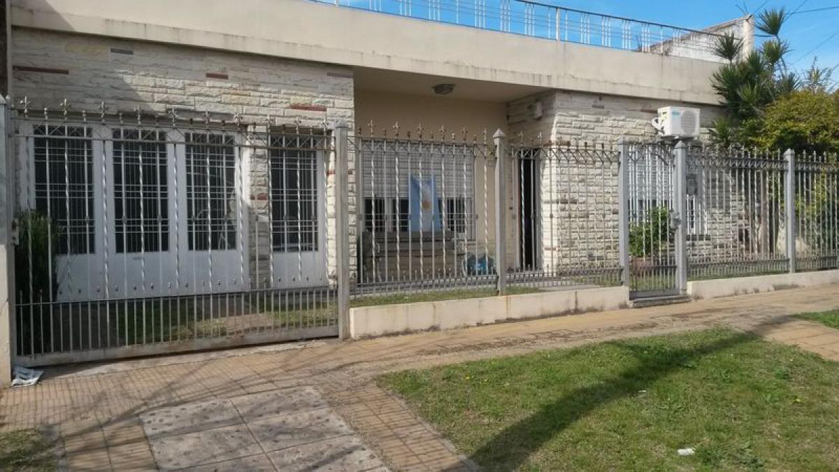 3 bedrooms House in Hurlingham, Argentina No. 9150
