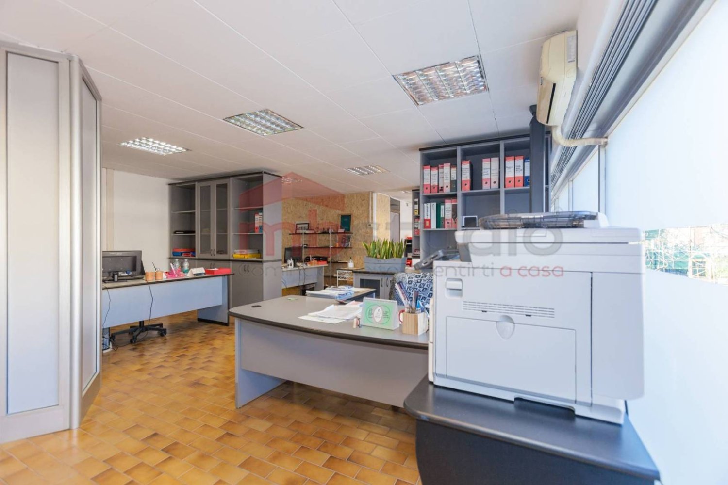  مستودع في Solaro, Italy 350متر مربع رقم 75107