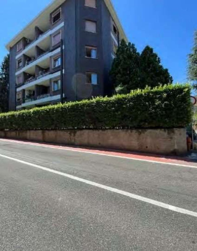 Квартира с 8 комнатами в Мерате, Италия № 5212