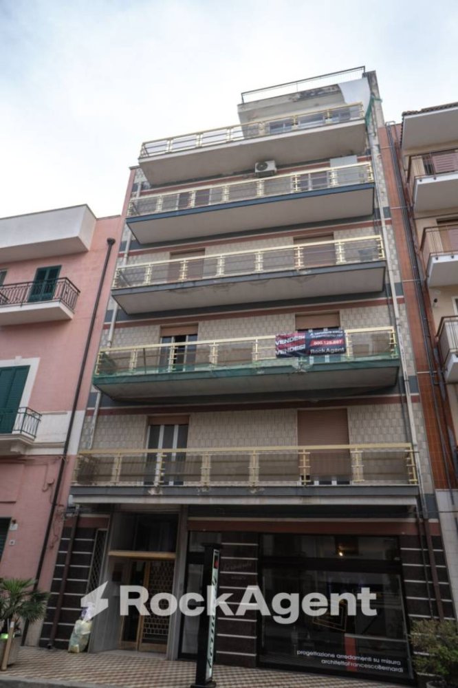 Склад 270м² в Гравина ин Пулья, Италия № 313638