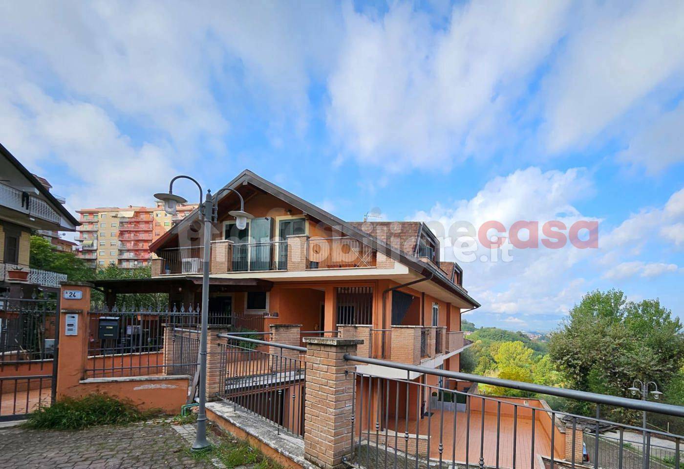 Квартира с 4 комнатами в Фрозиноне, Италия № 113476