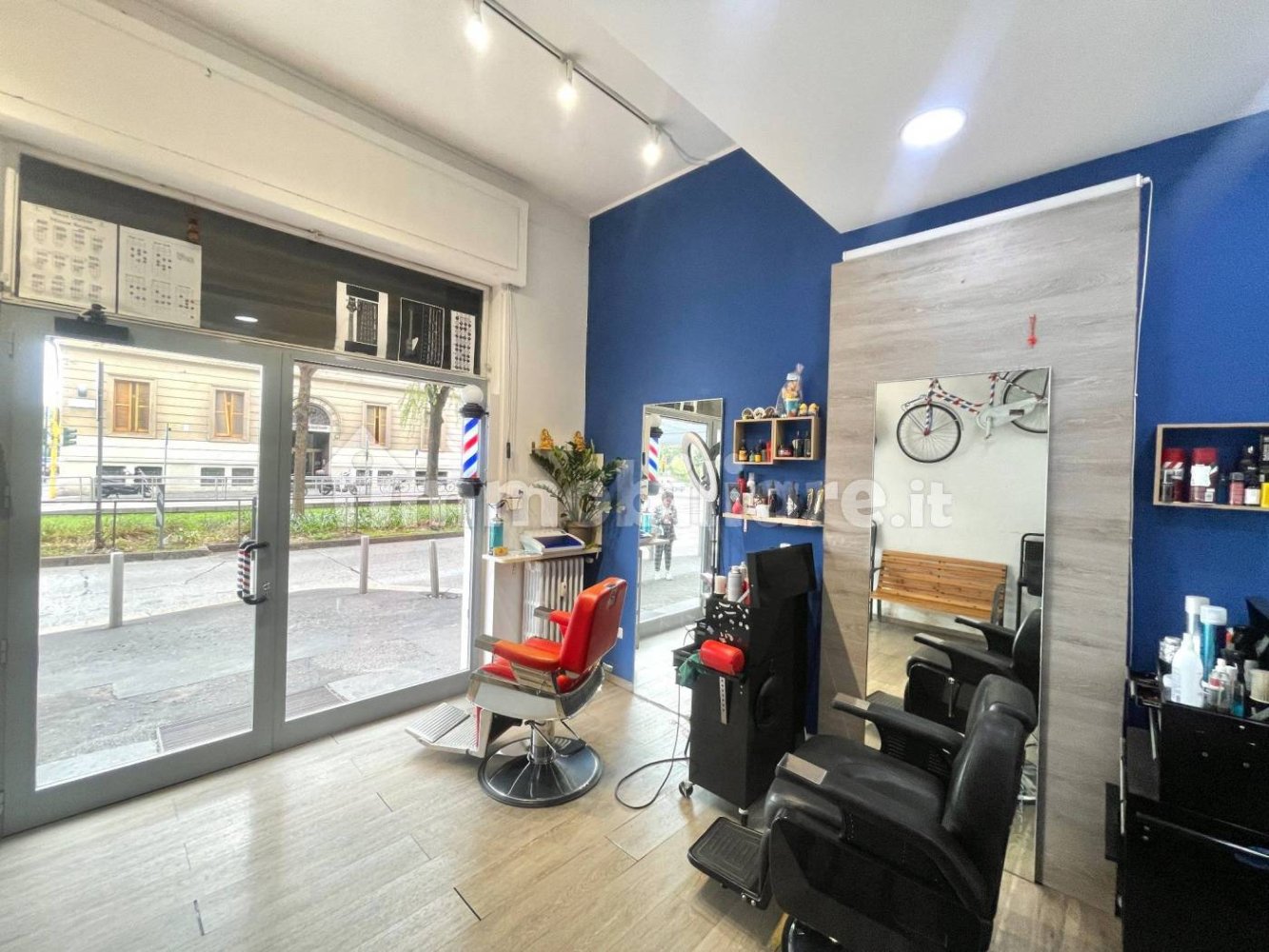 2 rooms Commercial property in Milan, Italy No. 378627