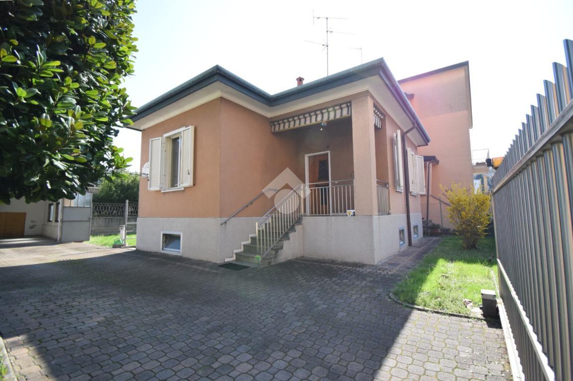 3 rooms Villa in Monza, Italy No. 42223