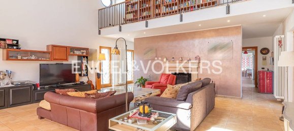 3 bedrooms Villa in Genzano di Roma, Italy No. 102196 2