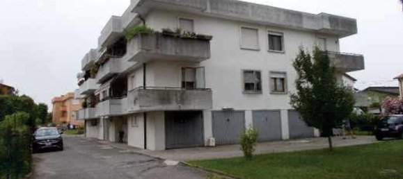 5 rooms Apartment in Ponte San Nicolò, Italy No. 15472 2