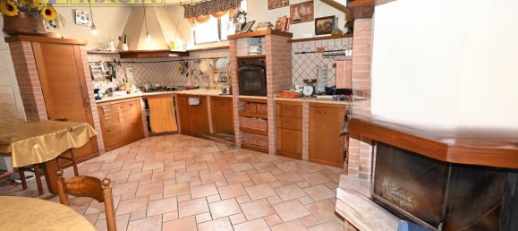 290m² Office in Ascoli Piceno, Italy No. 71630 3