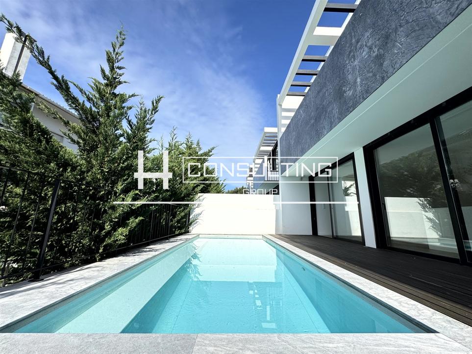 Casa de 3 dormitorios en Porto Salvo, Portugal No. 258076