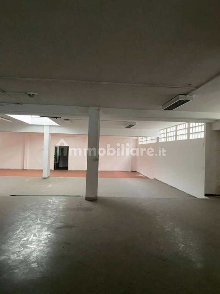 Propiedad comercial de 3 habitaciónes en Bari, Italy No. 353313