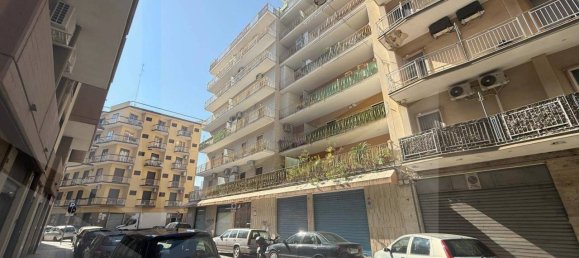 3 rooms Apartment in Bari, Italy No. 19487 3