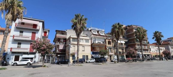 350m² Commercial property in San Benedetto del Tronto, Italy No. 320080 2