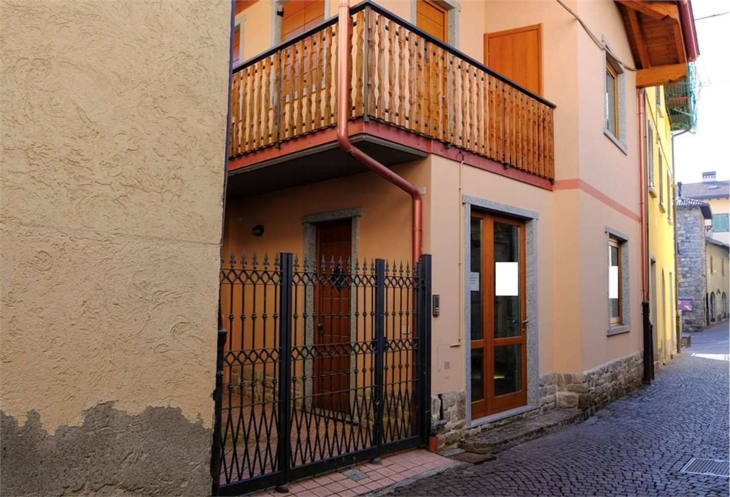  عقار تجاري في Borno, Italy 59متر مربع رقم 265392