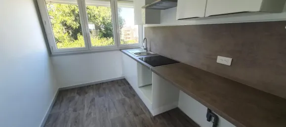 3-salle Appartement à Châteauroux, France No. 256451 2