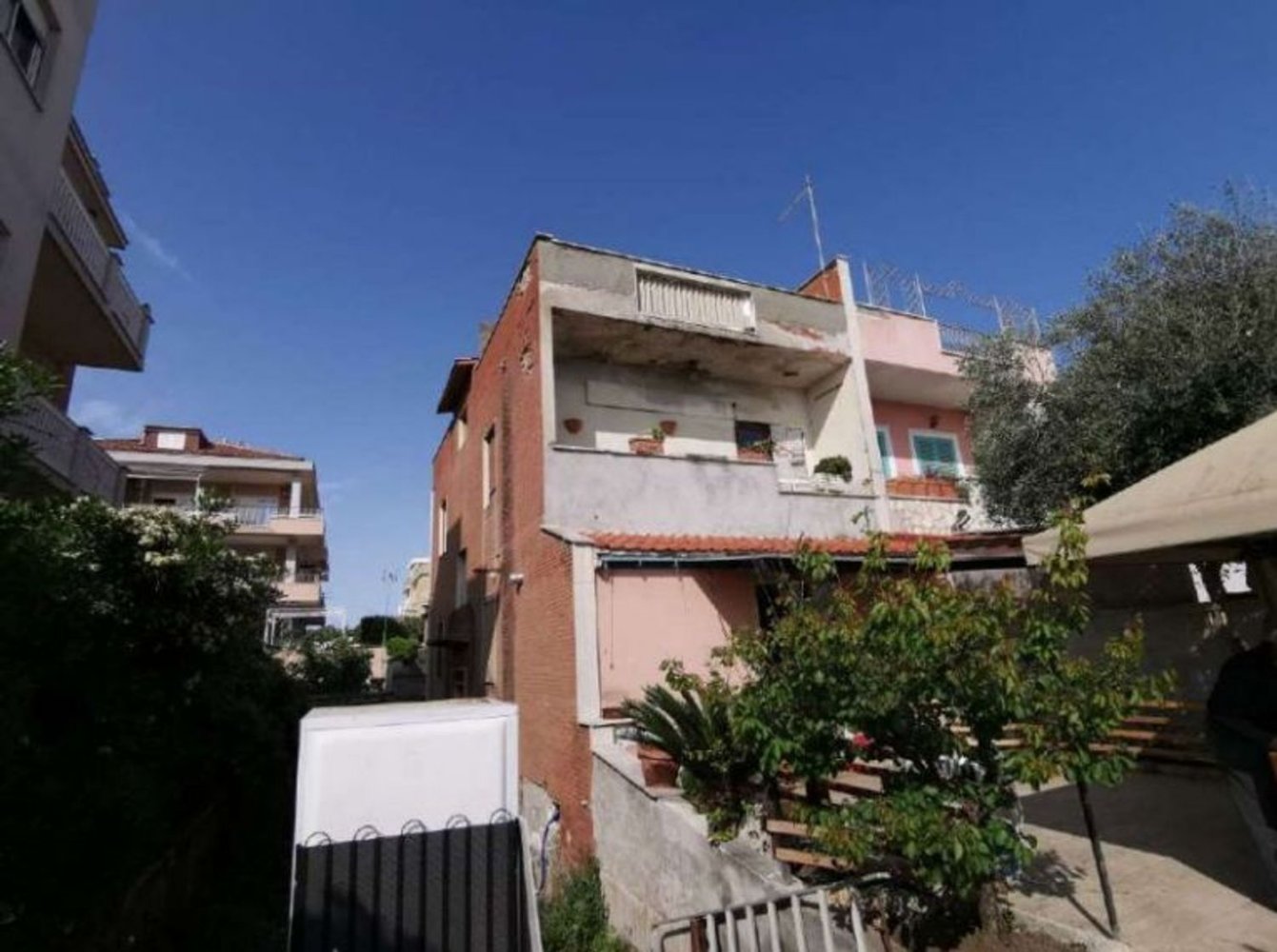 8 rooms House in Pomezia, Italy No. 186353