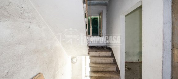2 rooms House in Viano, Italy No. 175485 3