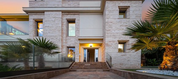 6 bedrooms House in La Zenia, Spain No. 166095 3