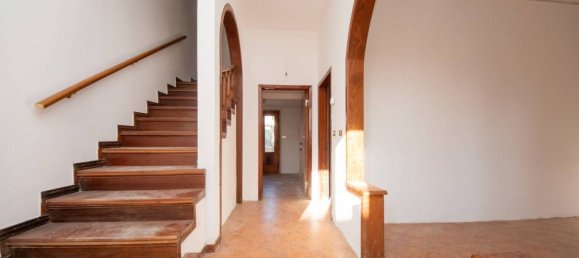 3 bedrooms House in Quarrata, Italy No. 47648 2