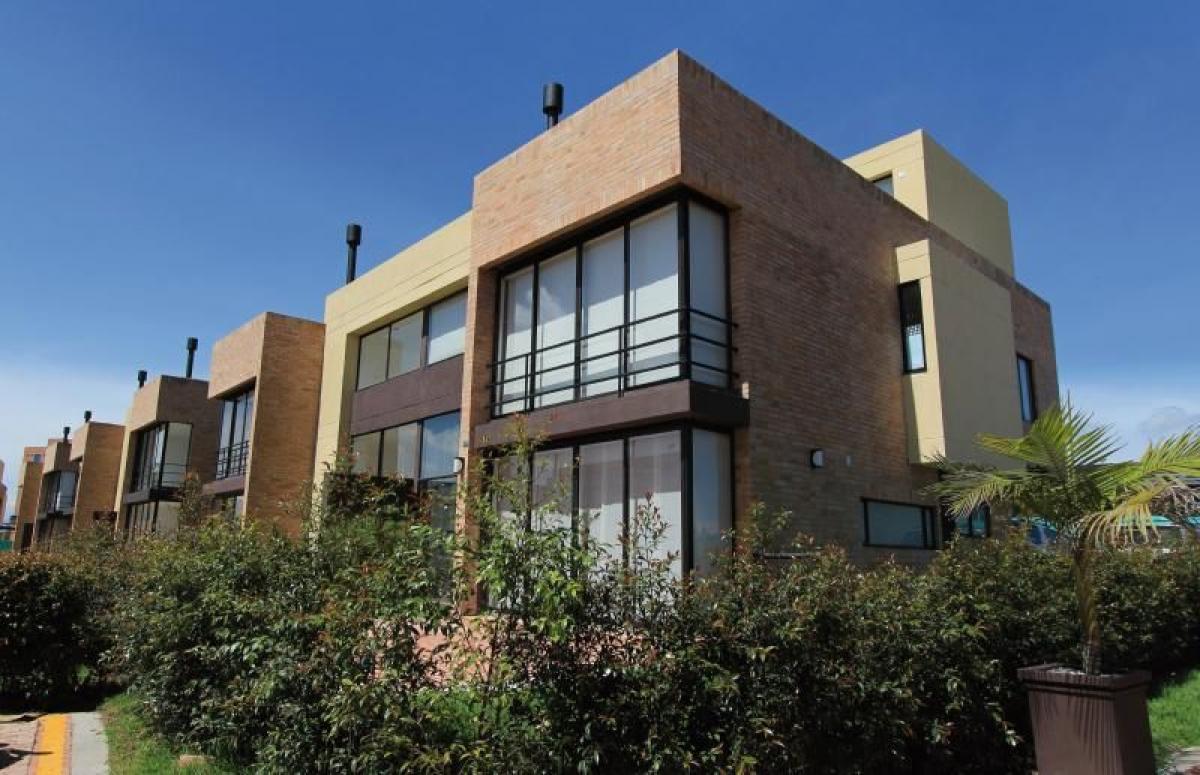 Casa de 3 dormitorios en Bogotá, Colombia No. 13368