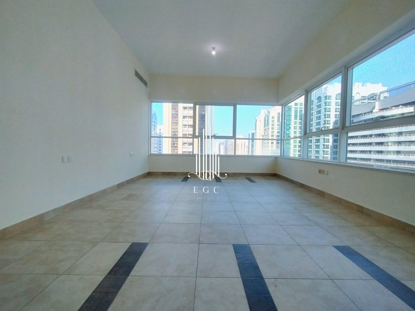 Apartamento de 3 dormitorios en Hamdan Street, UAE No. 93819