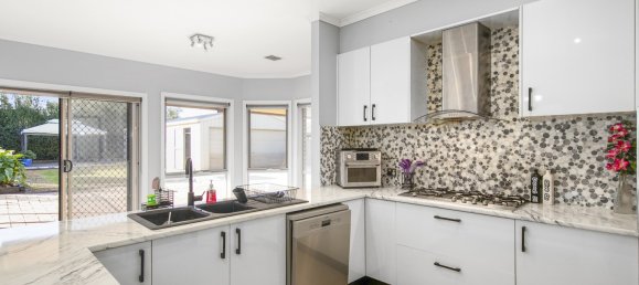 Дом с 6 спальнями в Wyndham Vale, Австралия № 506 8