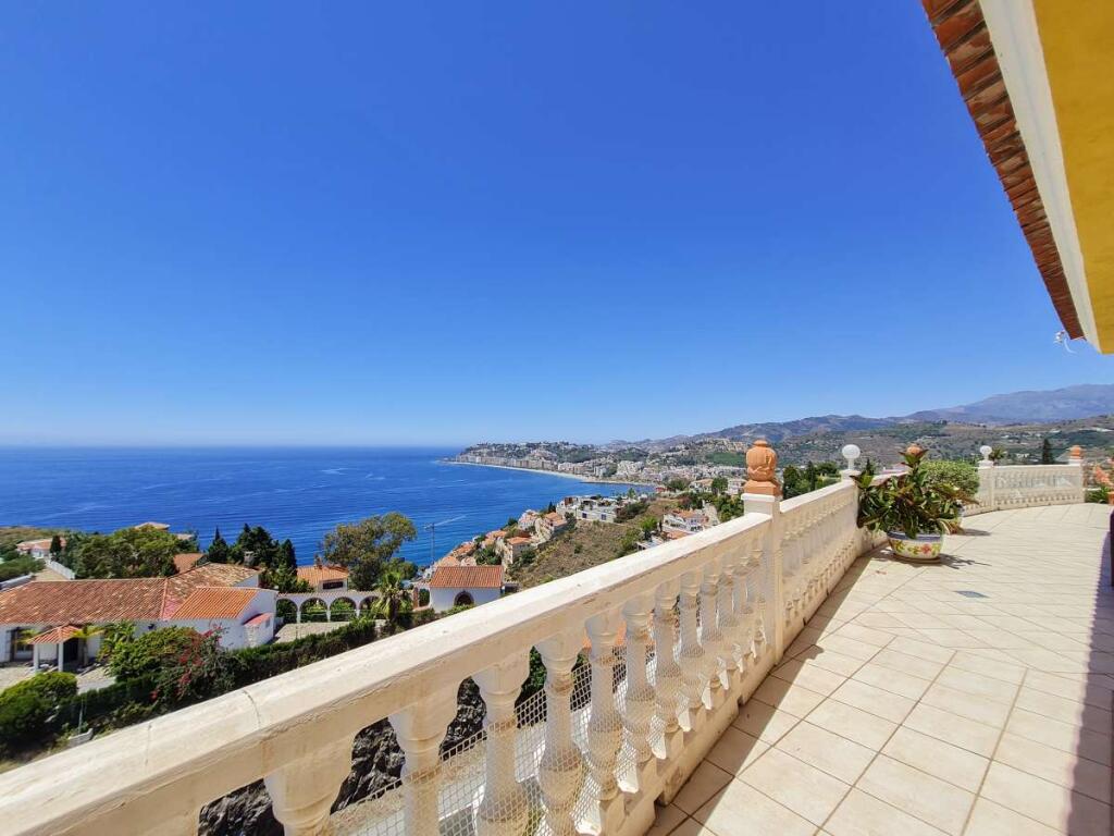 4 bedrooms Villa in Almunecar, Spain No. 217802