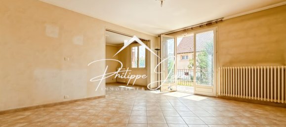 3 bedrooms House in Saint-Clement, France No. 285574 3