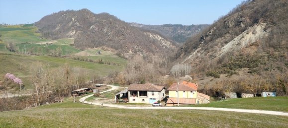 6 rooms House in Pianello Val Tidone, Italy No. 254519 3