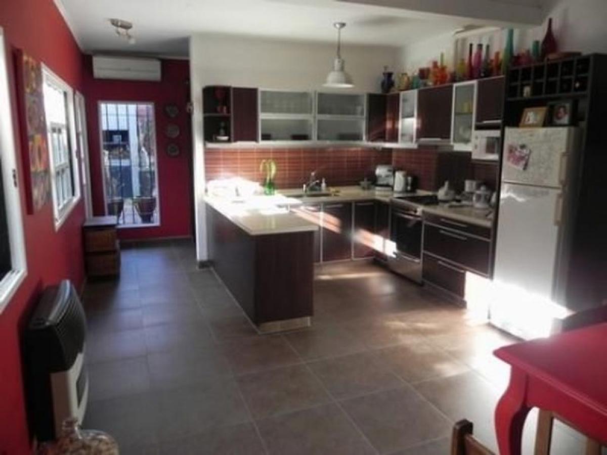 Casa de 2 dormitorios en San Isidro, Argentina No. 17375