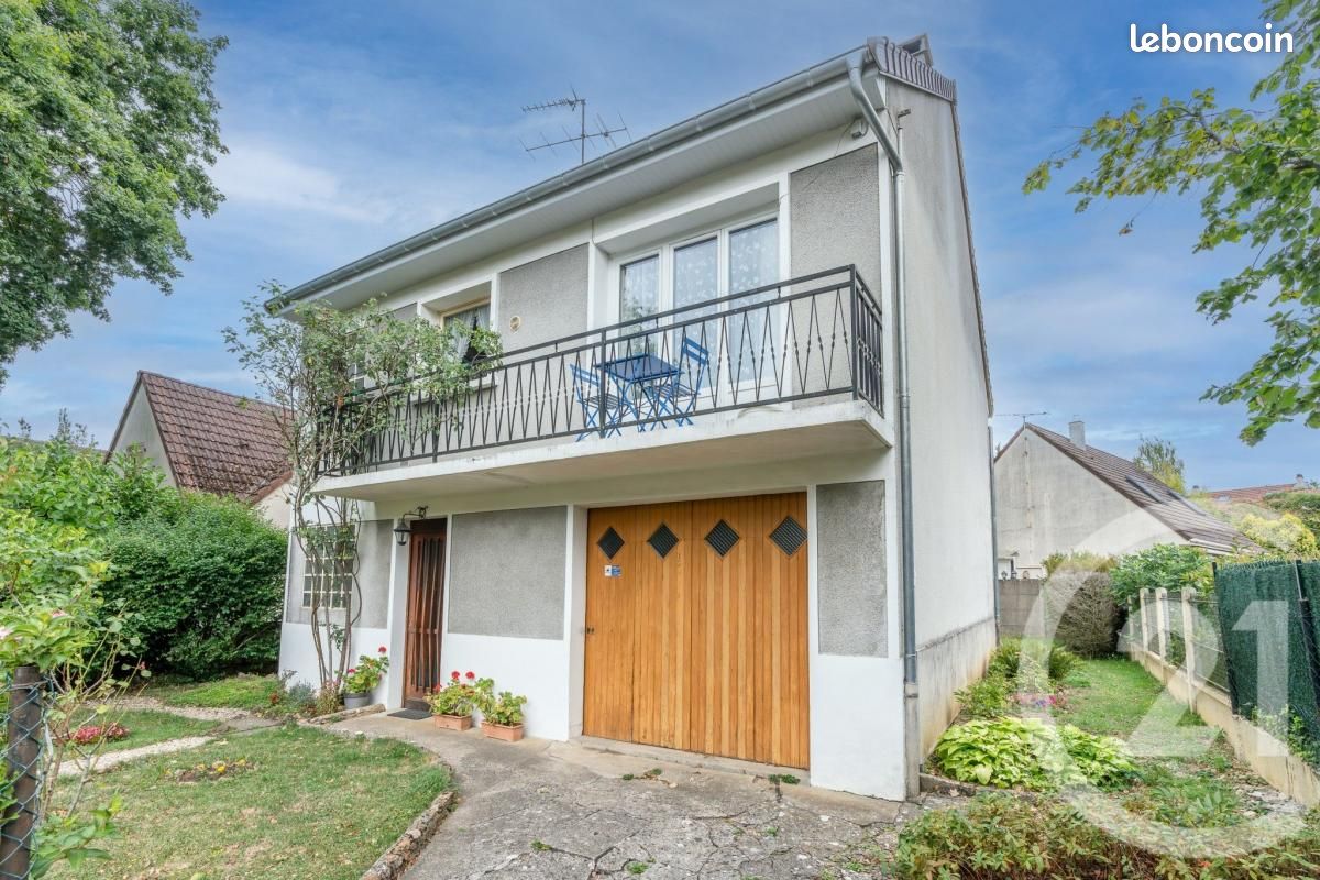 Casa de 3 dormitorios en Noisy-le-Grand, France No. 285731