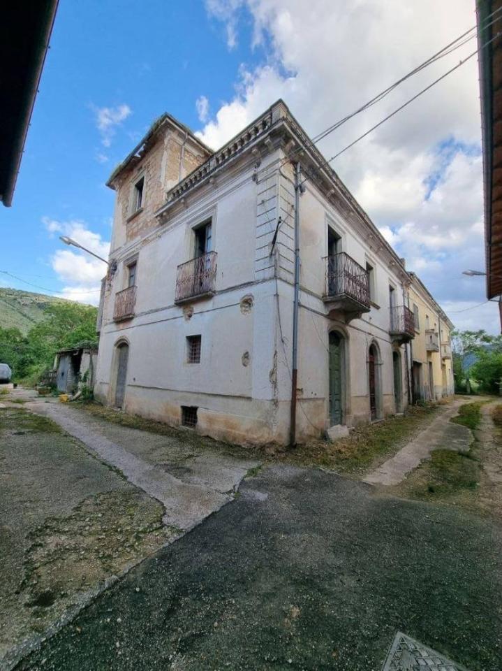 5 rooms House in Pettorano sul Gizio, Italy No. 42014