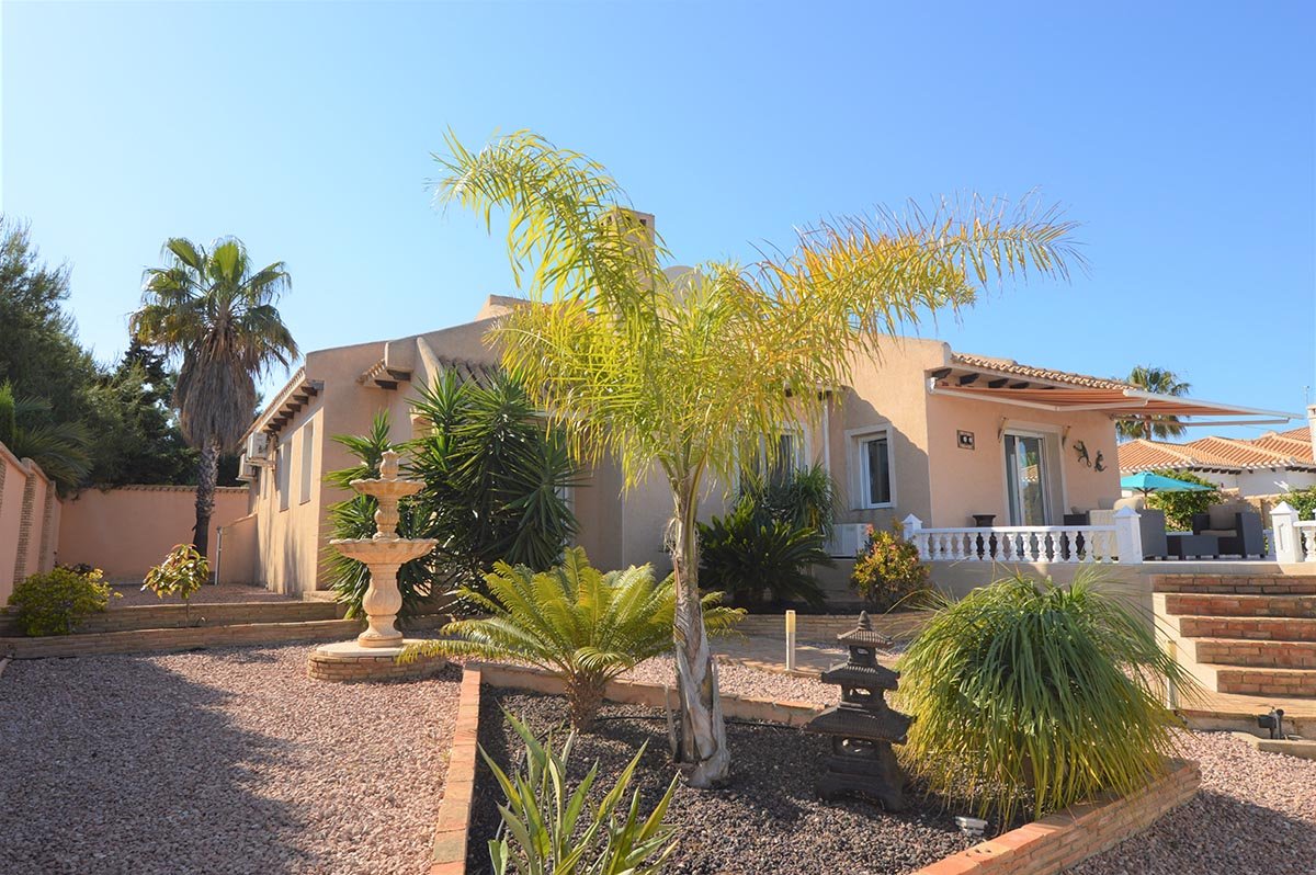 Villa de 4 dormitorios en Cabo Roig, Spain No. 1854