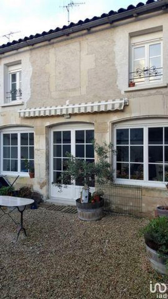 Casa de 3 dormitorios en Cognac, France No. 28018