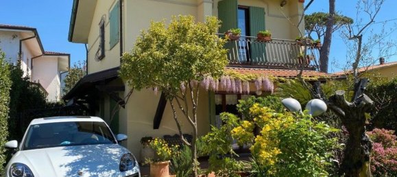 6 rooms Villa in Montignoso, Italy No. 49600 2