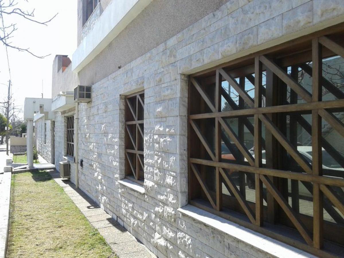 Casa de 4 dormitorios en Córdoba, Argentina No. 10599