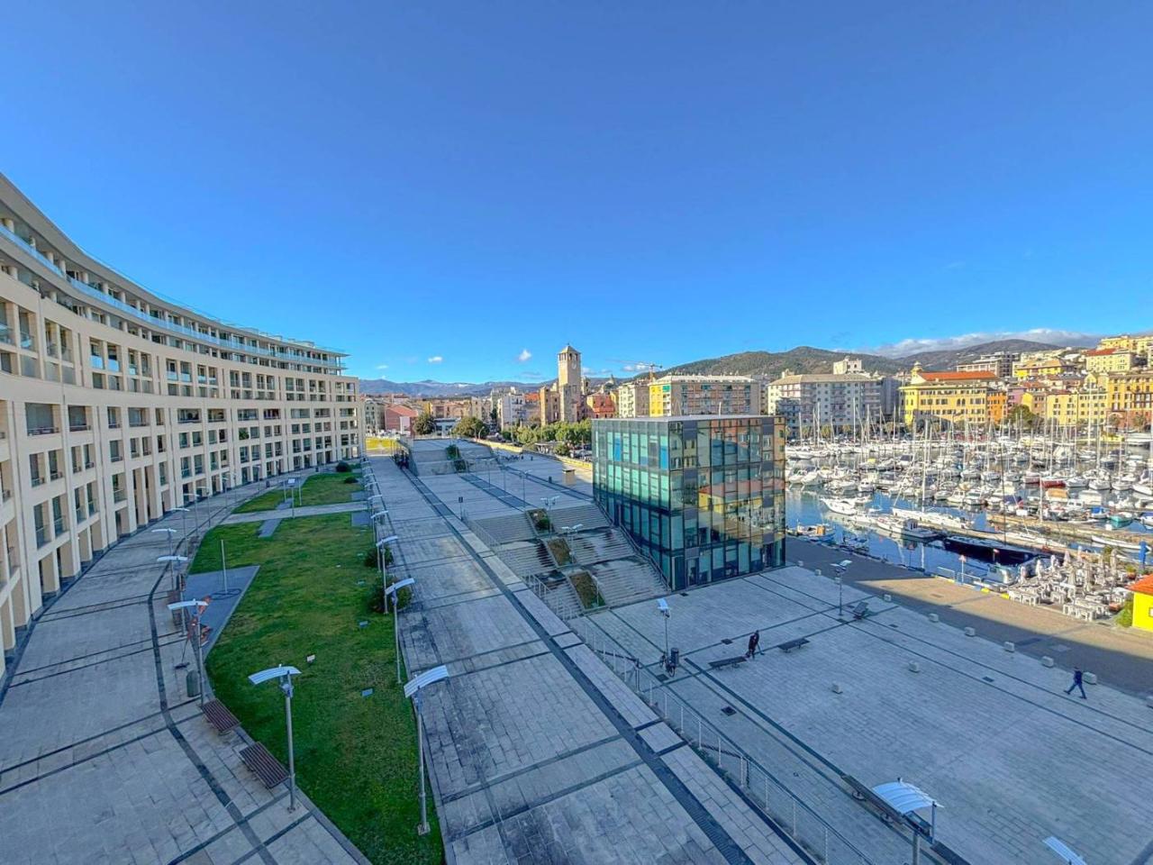 6 rooms Apartment in Savona, Italy No. 74625