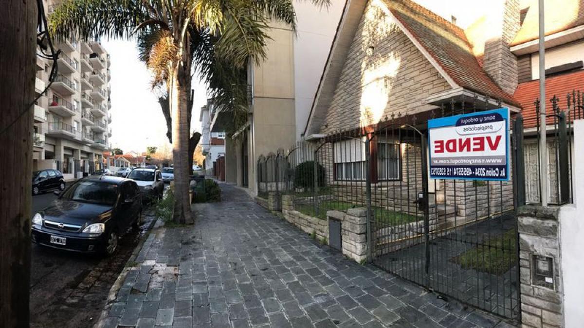 4 bedrooms House in Mar del Plata, Argentina No. 103822