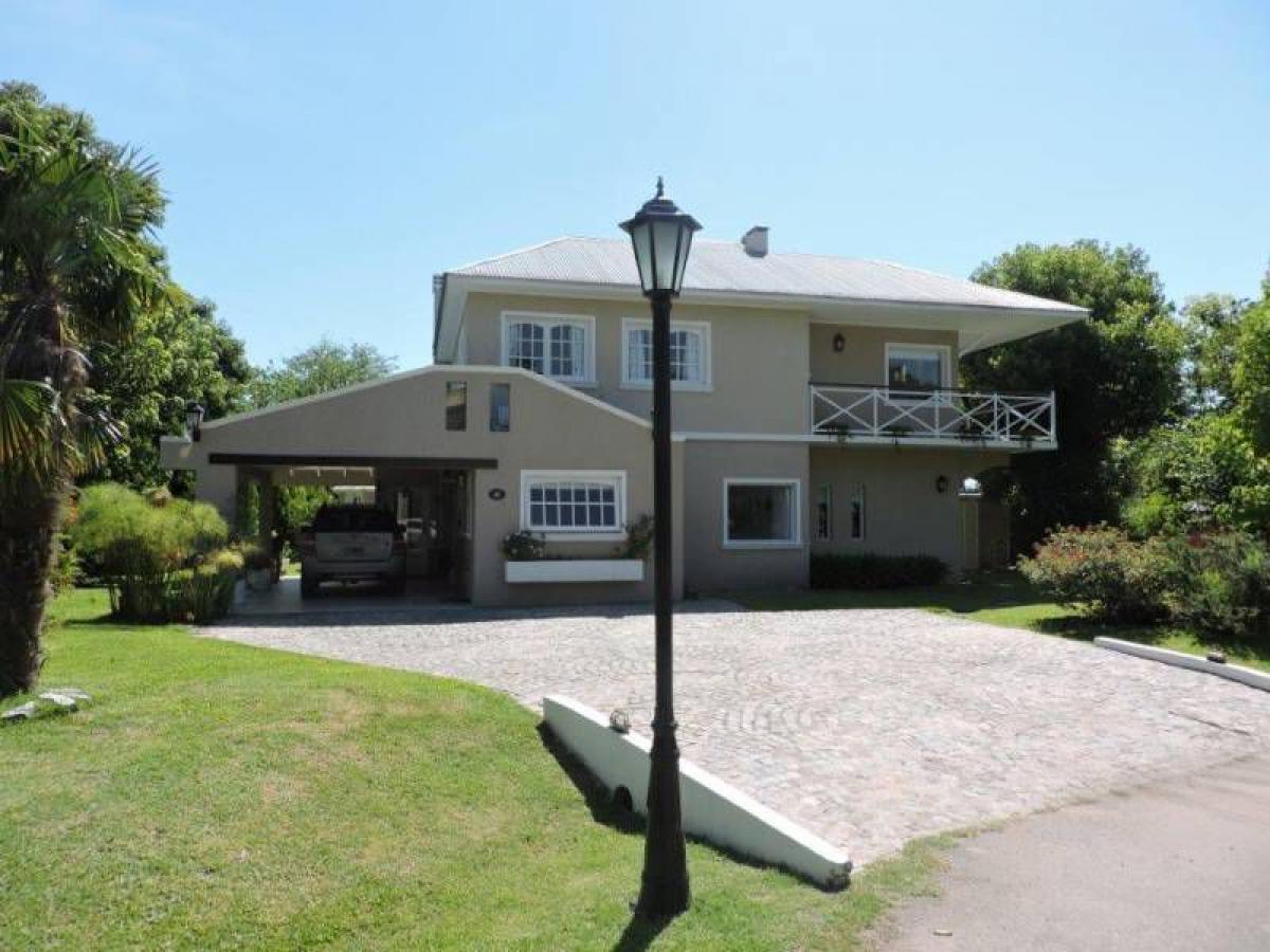 5 bedrooms House in Berazategui, Argentina No. 57819