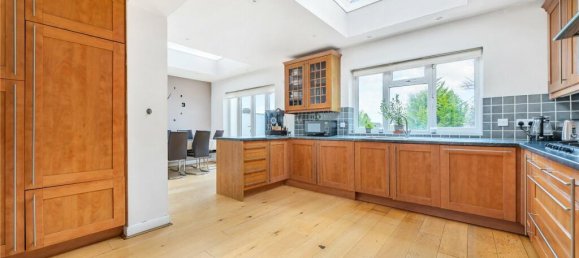 4 bedrooms House in Barnet, United Kingdom No. 6481 10