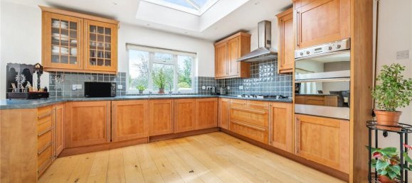 4 bedrooms House in Barnet, United Kingdom No. 6481 3